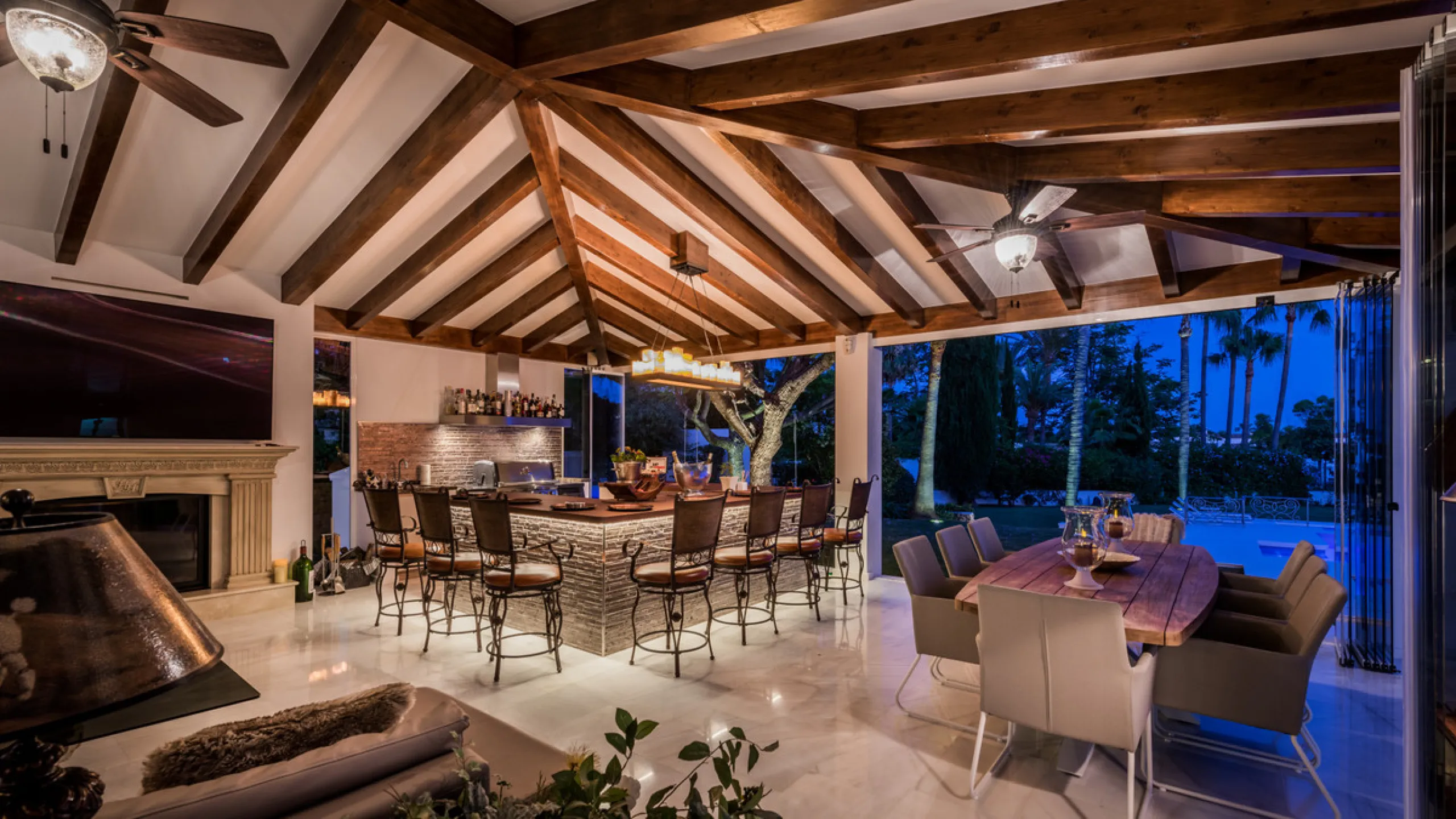 Villa Hermosa in La Cerquilla sits on a generous 2,671 m² plot and offers six spacious bedrooms, blending elegant interiors with inviting outdoor spaces. Across from the bedroom wing is a lush vertical wall garden, ensuring every room enjoys a refreshing 