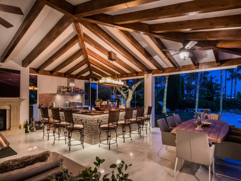 Villa Hermosa in La Cerquilla sits on a generous 2,671 m² plot and offers six spacious bedrooms, blending elegant interiors with inviting outdoor spaces. Across from the bedroom wing is a lush vertical wall garden, ensuring every room enjoys a refreshing 