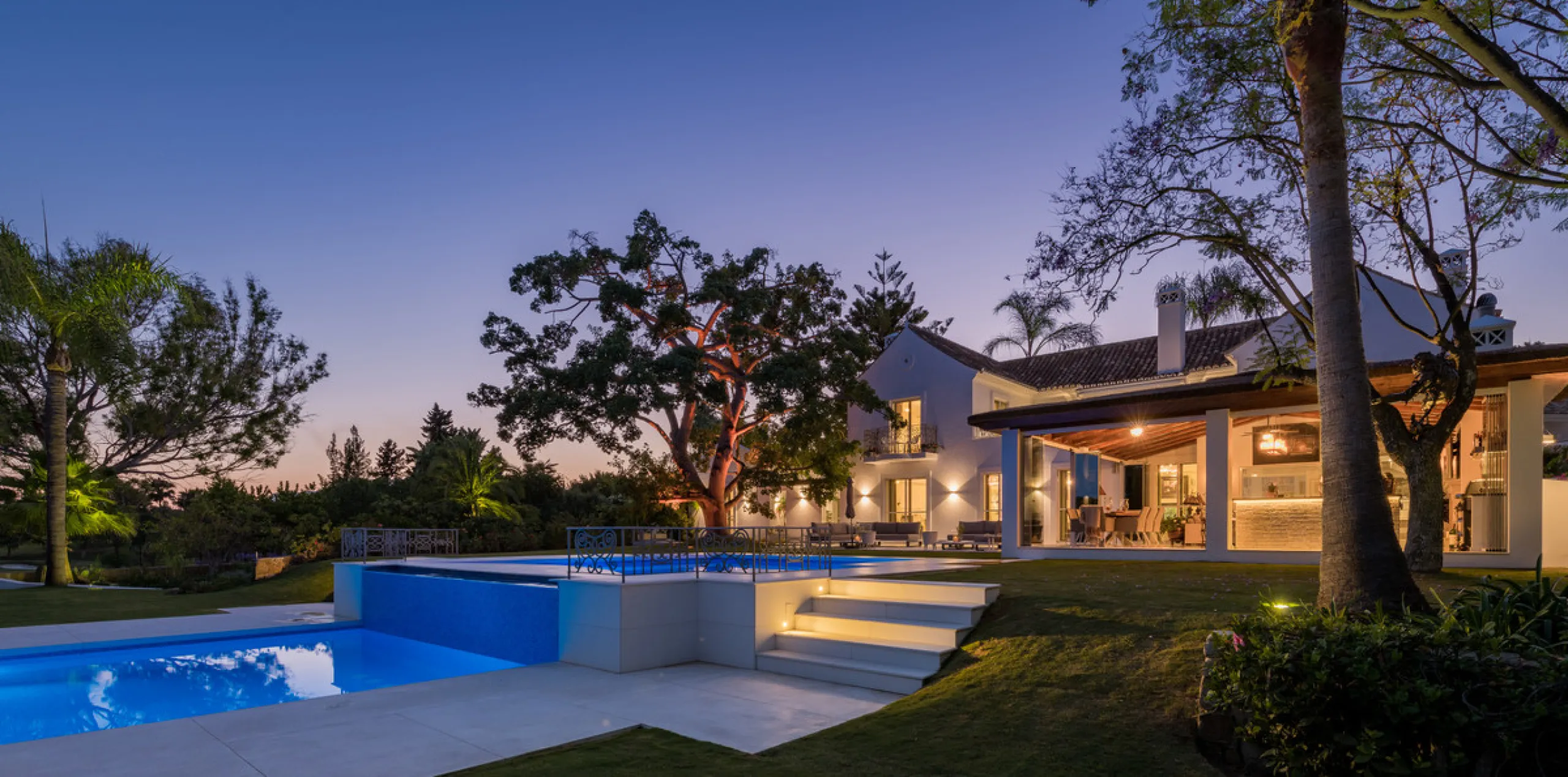 Villa Hermosa in La Cerquilla sits on a generous 2,671 m² plot and offers six spacious bedrooms, blending elegant interiors with inviting outdoor spaces. Across from the bedroom wing is a lush vertical wall garden, ensuring every room enjoys a refreshing 