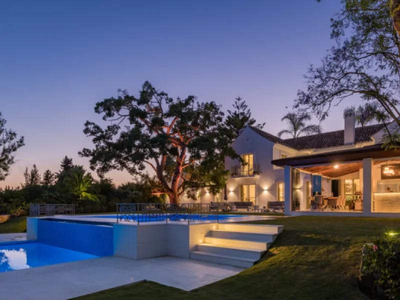 Villa Hermosa in La Cerquilla sits on a generous 2,671 m² plot and offers six spacious bedrooms, blending elegant interiors with inviting outdoor spaces. Across from the bedroom wing is a lush vertical wall garden, ensuring every room enjoys a refreshing 
