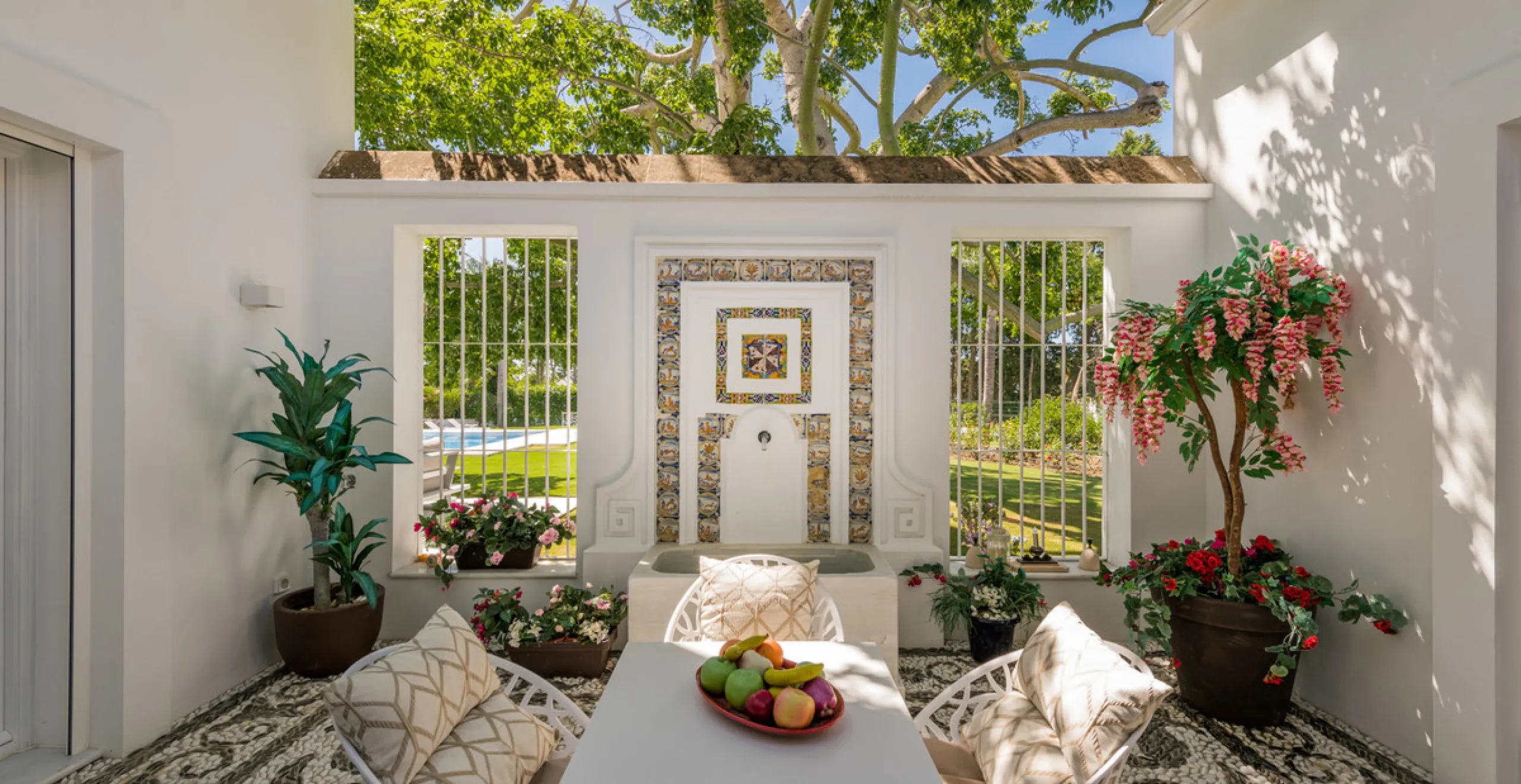Villa Hermosa in La Cerquilla sits on a generous 2,671 m² plot and offers six spacious bedrooms, blending elegant interiors with inviting outdoor spaces. Across from the bedroom wing is a lush vertical wall garden, ensuring every room enjoys a refreshing 