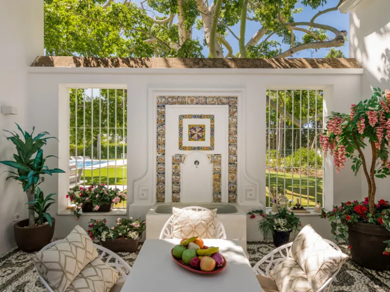 Villa Hermosa in La Cerquilla sits on a generous 2,671 m² plot and offers six spacious bedrooms, blending elegant interiors with inviting outdoor spaces. Across from the bedroom wing is a lush vertical wall garden, ensuring every room enjoys a refreshing 