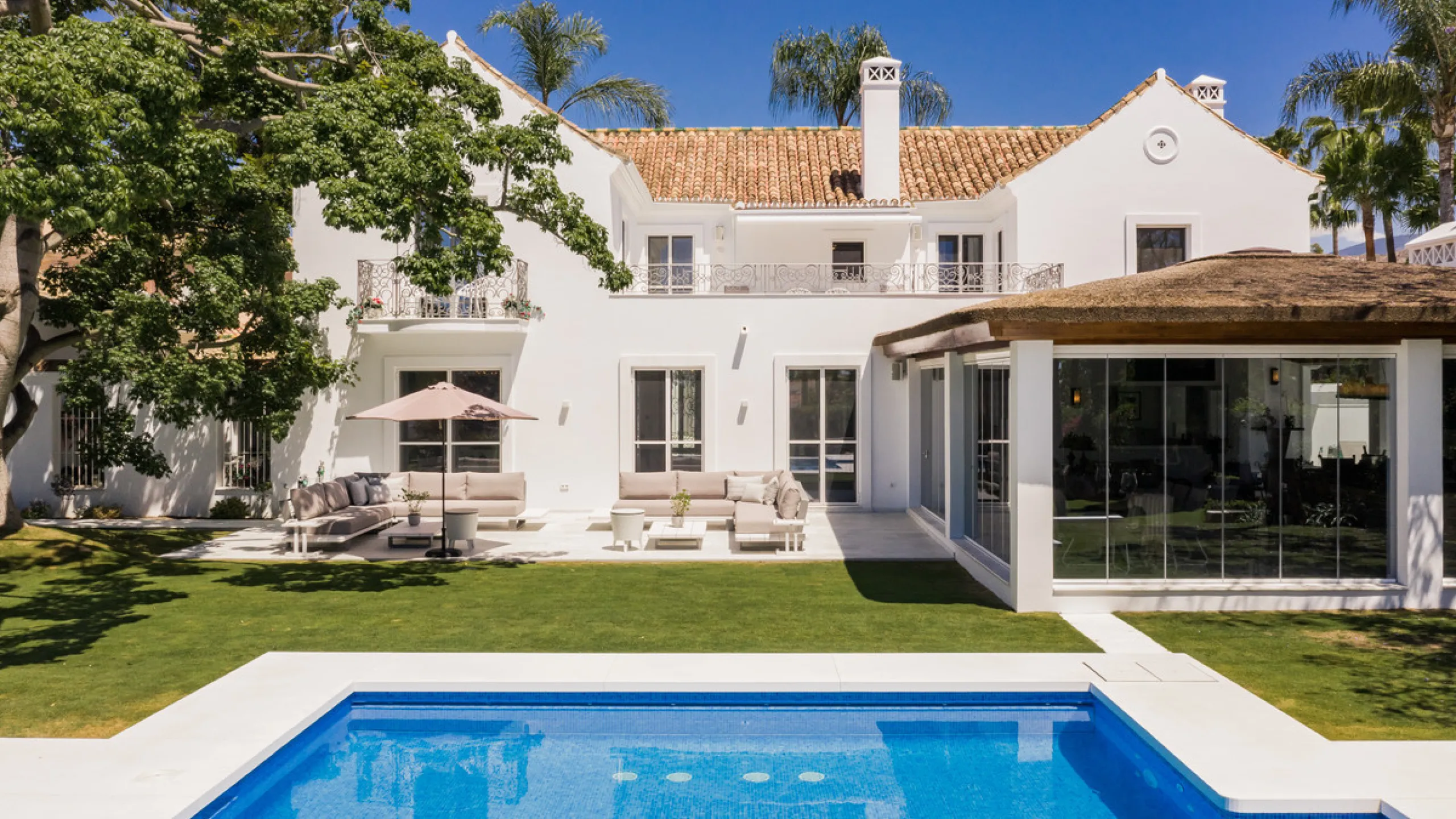Villa Hermosa in La Cerquilla sits on a generous 2,671 m² plot and offers six spacious bedrooms, blending elegant interiors with inviting outdoor spaces. Across from the bedroom wing is a lush vertical wall garden, ensuring every room enjoys a refreshing 