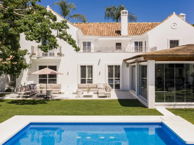 Villa Hermosa in La Cerquilla sits on a generous 2,671 m² plot and offers six spacious bedrooms, blending elegant interiors with inviting outdoor spaces. Across from the bedroom wing is a lush vertical wall garden, ensuring every room enjoys a refreshing 