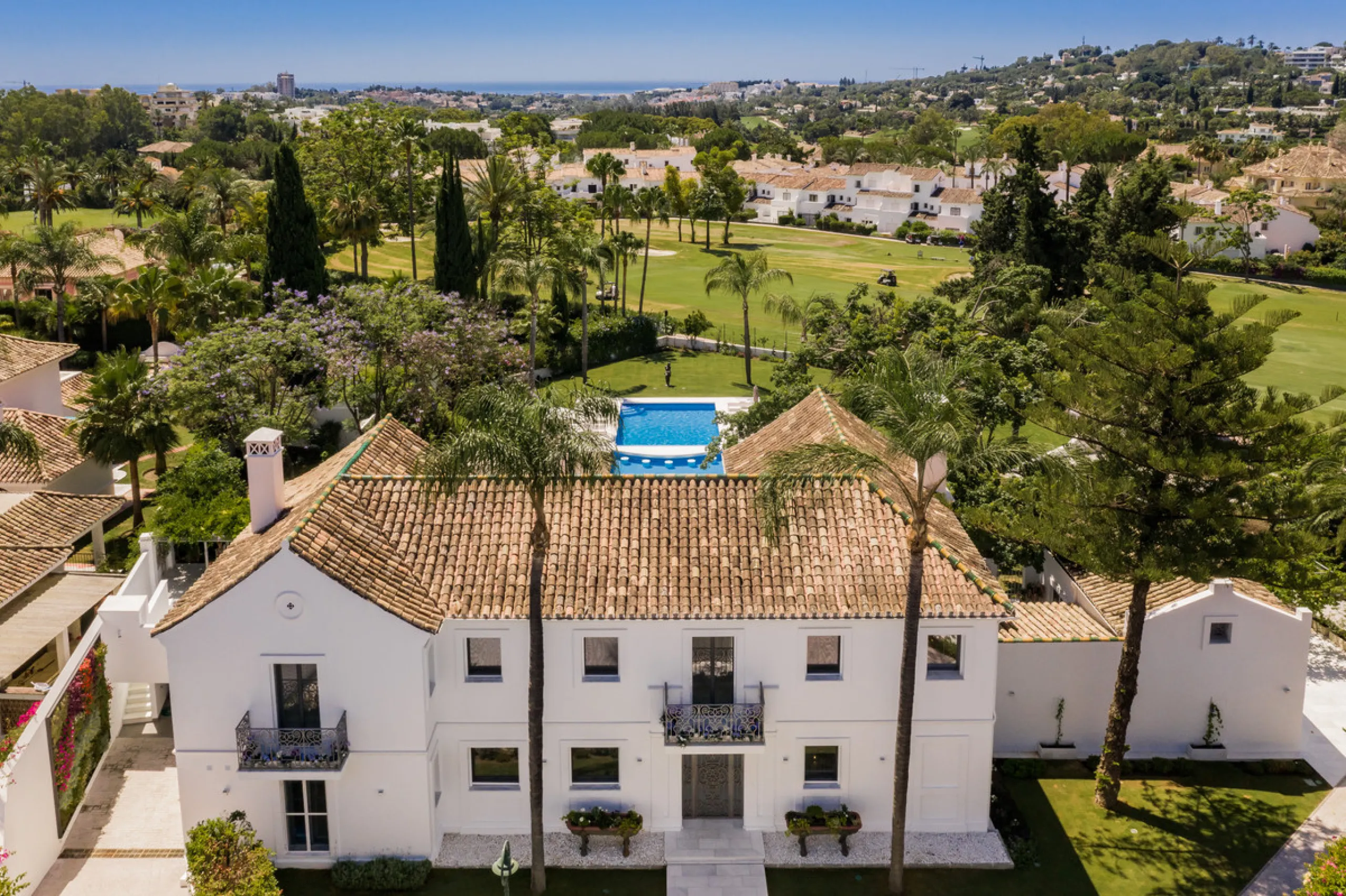 Villa Hermosa in La Cerquilla sits on a generous 2,671 m² plot and offers six spacious bedrooms, blending elegant interiors with inviting outdoor spaces. Across from the bedroom wing is a lush vertical wall garden, ensuring every room enjoys a refreshing 