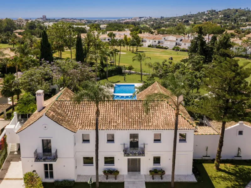 Villa Hermosa in La Cerquilla sits on a generous 2,671 m² plot and offers six spacious bedrooms, blending elegant interiors with inviting outdoor spaces. Across from the bedroom wing is a lush vertical wall garden, ensuring every room enjoys a refreshing 