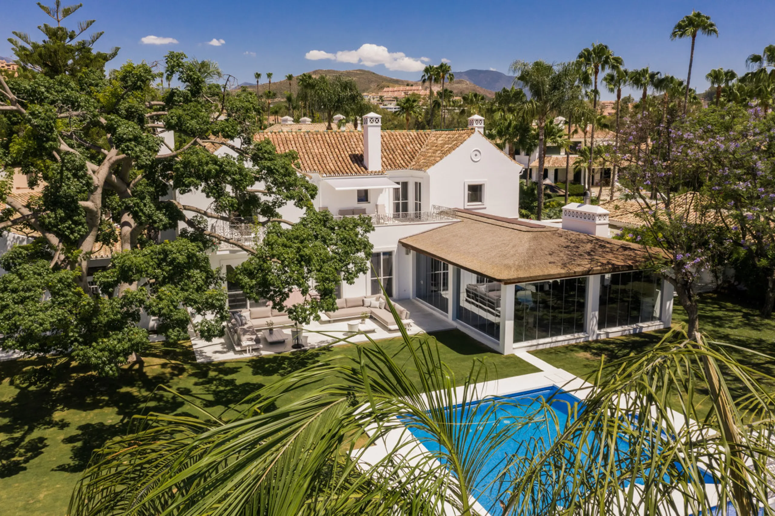 Villa Hermosa in La Cerquilla sits on a generous 2,671 m² plot and offers six spacious bedrooms, blending elegant interiors with inviting outdoor spaces. Across from the bedroom wing is a lush vertical wall garden, ensuring every room enjoys a refreshing 