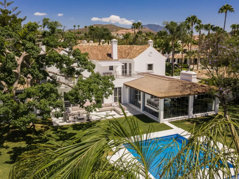 Villa Hermosa in La Cerquilla sits on a generous 2,671 m² plot and offers six spacious bedrooms, blending elegant interiors with inviting outdoor spaces. Across from the bedroom wing is a lush vertical wall garden, ensuring every room enjoys a refreshing 