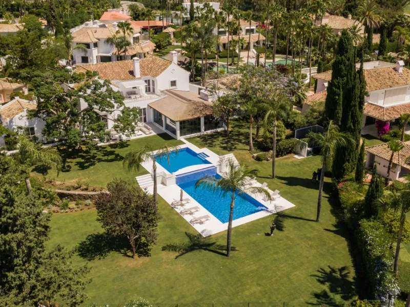 Villa Hermosa in La Cerquilla sits on a generous 2,671 m² plot and offers six spacious bedrooms, blending elegant interiors with inviting outdoor spaces. Across from the bedroom wing is a lush vertical wall garden, ensuring every room enjoys a refreshing 