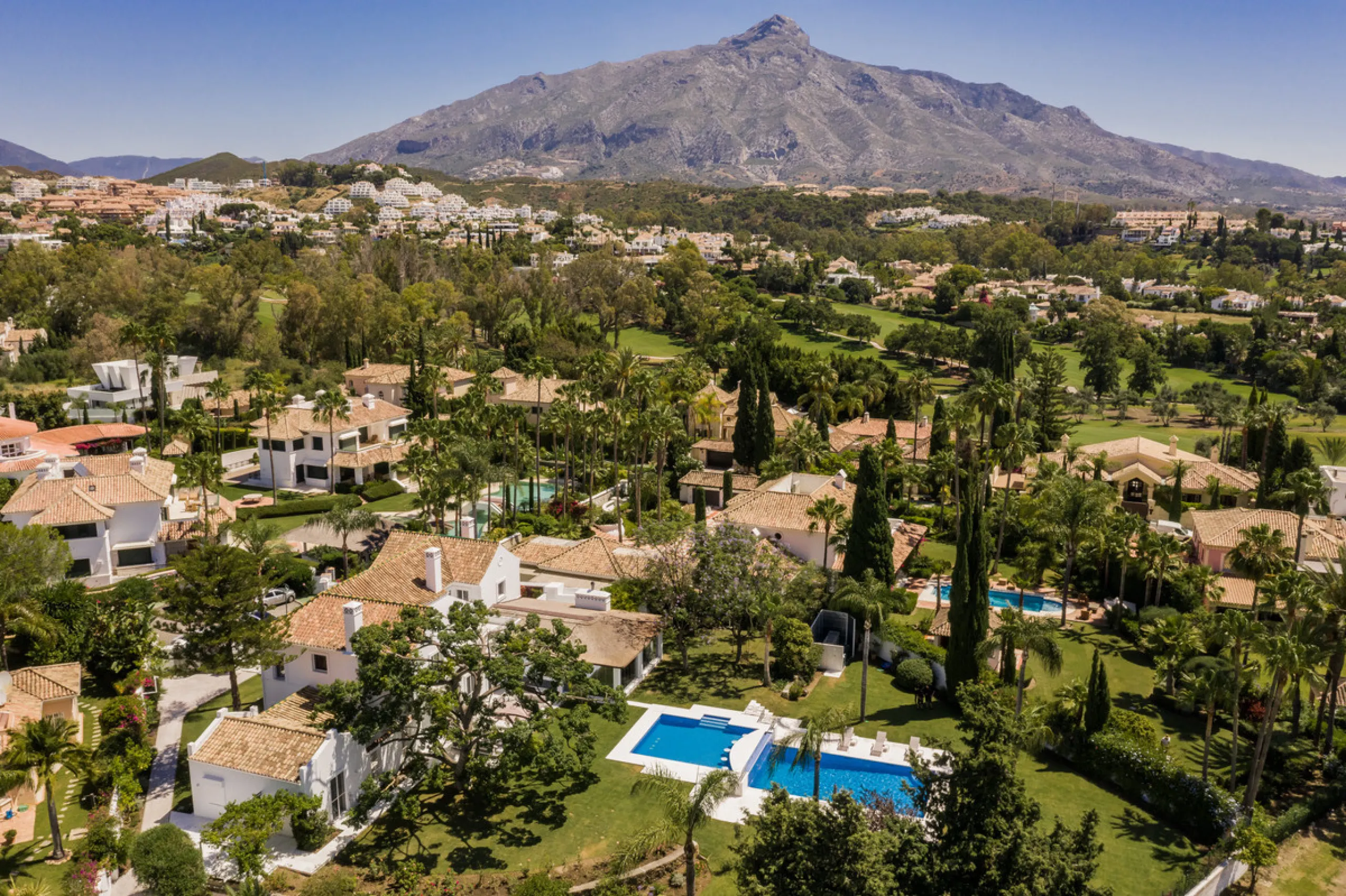 Villa Hermosa in La Cerquilla sits on a generous 2,671 m² plot and offers six spacious bedrooms, blending elegant interiors with inviting outdoor spaces. Across from the bedroom wing is a lush vertical wall garden, ensuring every room enjoys a refreshing 