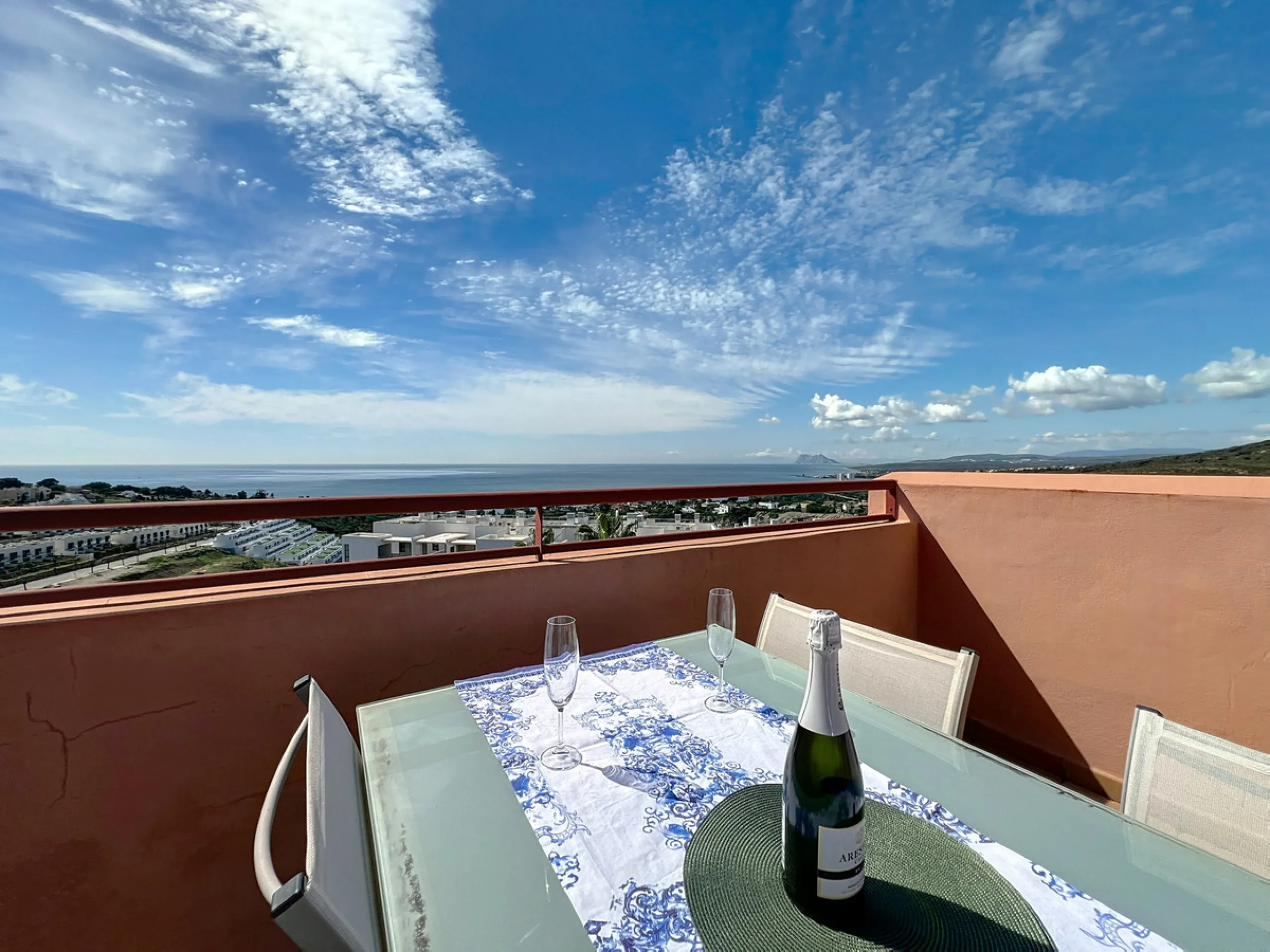 Come and discover this magnificent top-floor apartment, located in the hills of Bahía de las Rocas, next to the Sotogrande marina — you'll be amazed by the views of the coast, Gibraltar, and Morocco.