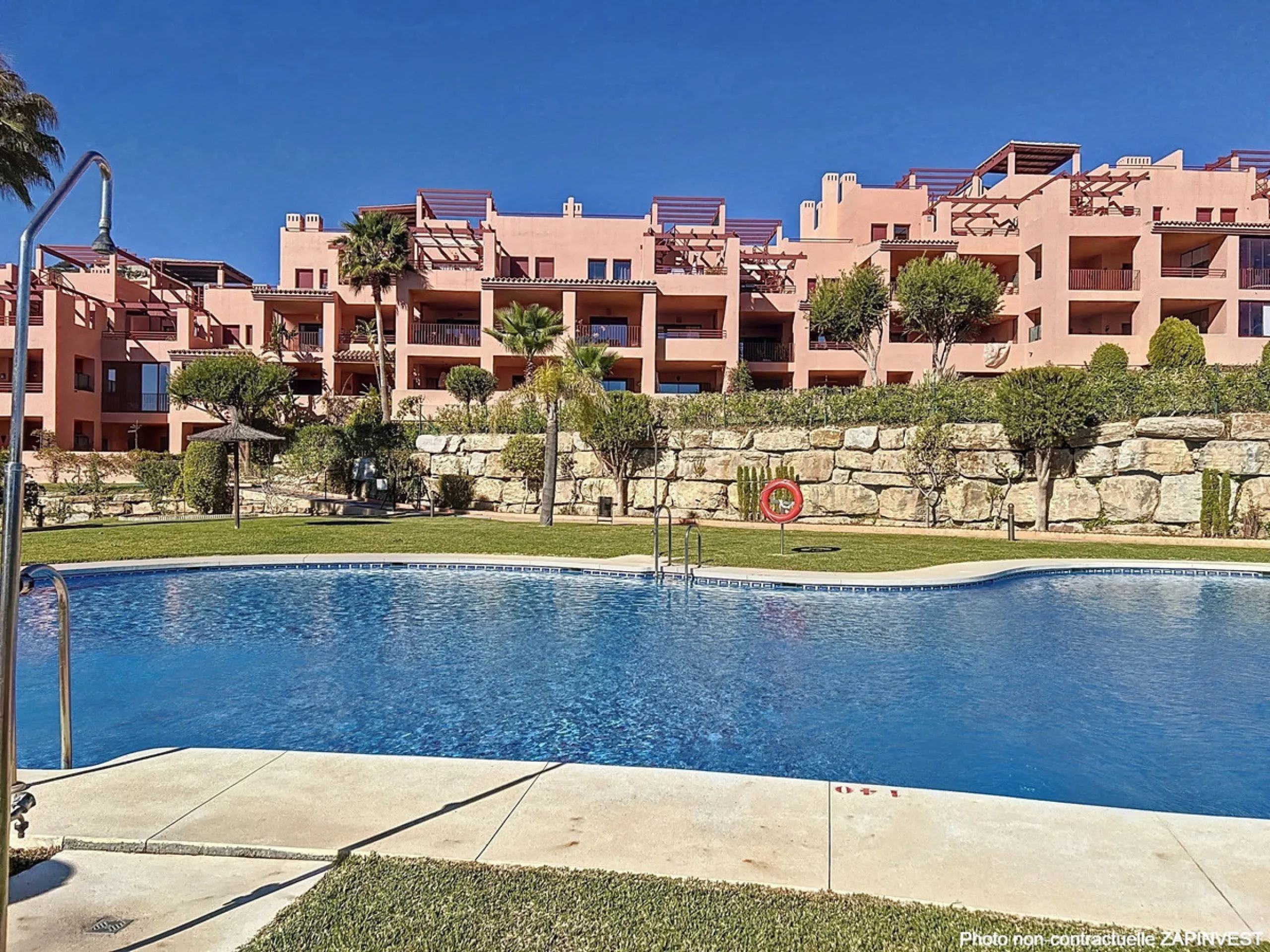 Come and discover this magnificent top-floor apartment, located in the hills of Bahía de las Rocas, next to the Sotogrande marina — you'll be amazed by the views of the coast, Gibraltar, and Morocco.