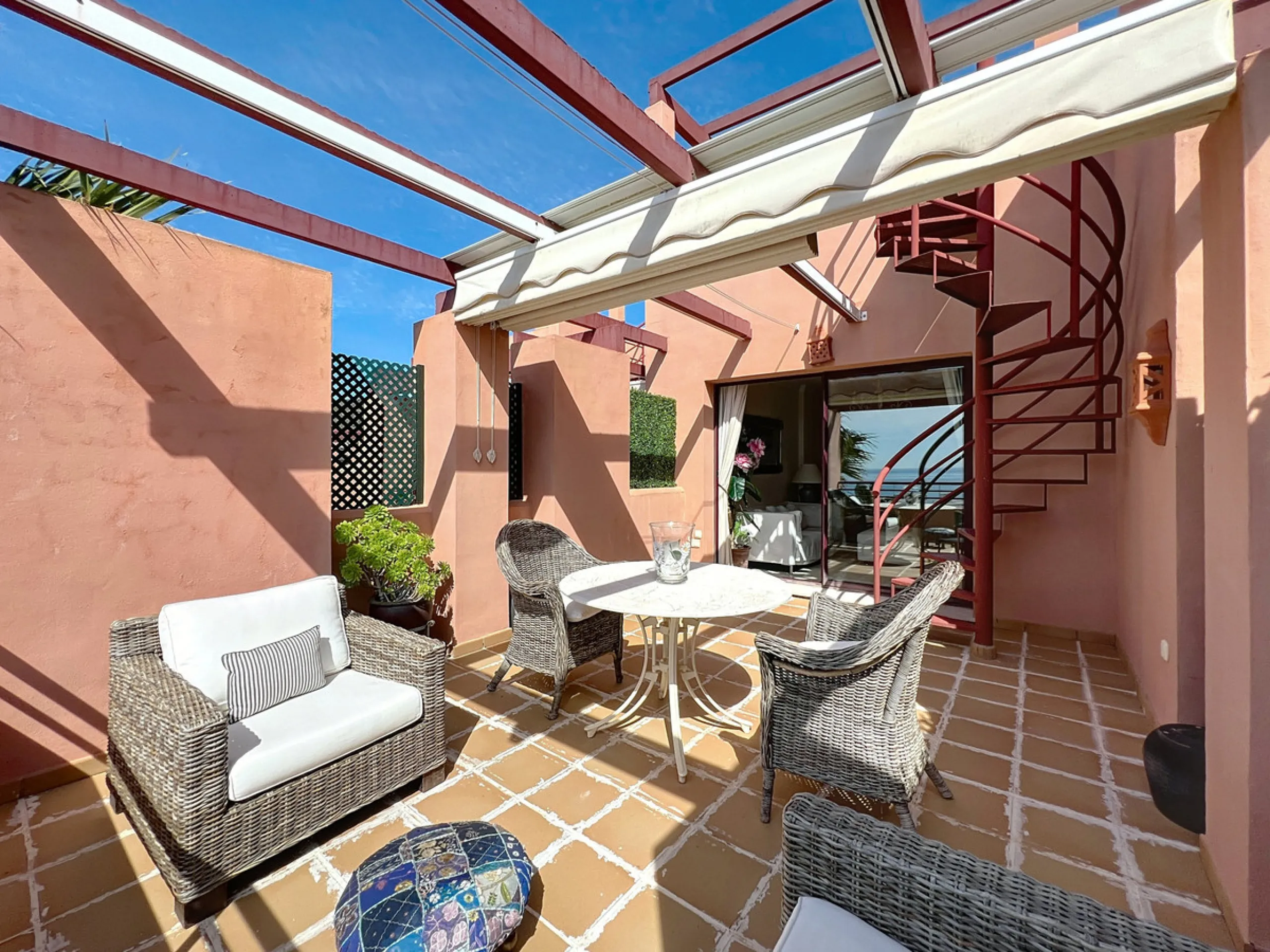 Come and discover this magnificent top-floor apartment, located in the hills of Bahía de las Rocas, next to the Sotogrande marina — you'll be amazed by the views of the coast, Gibraltar, and Morocco.