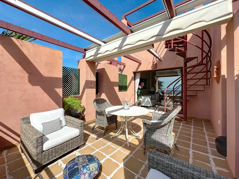 Come and discover this magnificent top-floor apartment, located in the hills of Bahía de las Rocas, next to the Sotogrande marina — you'll be amazed by the views of the coast, Gibraltar, and Morocco.