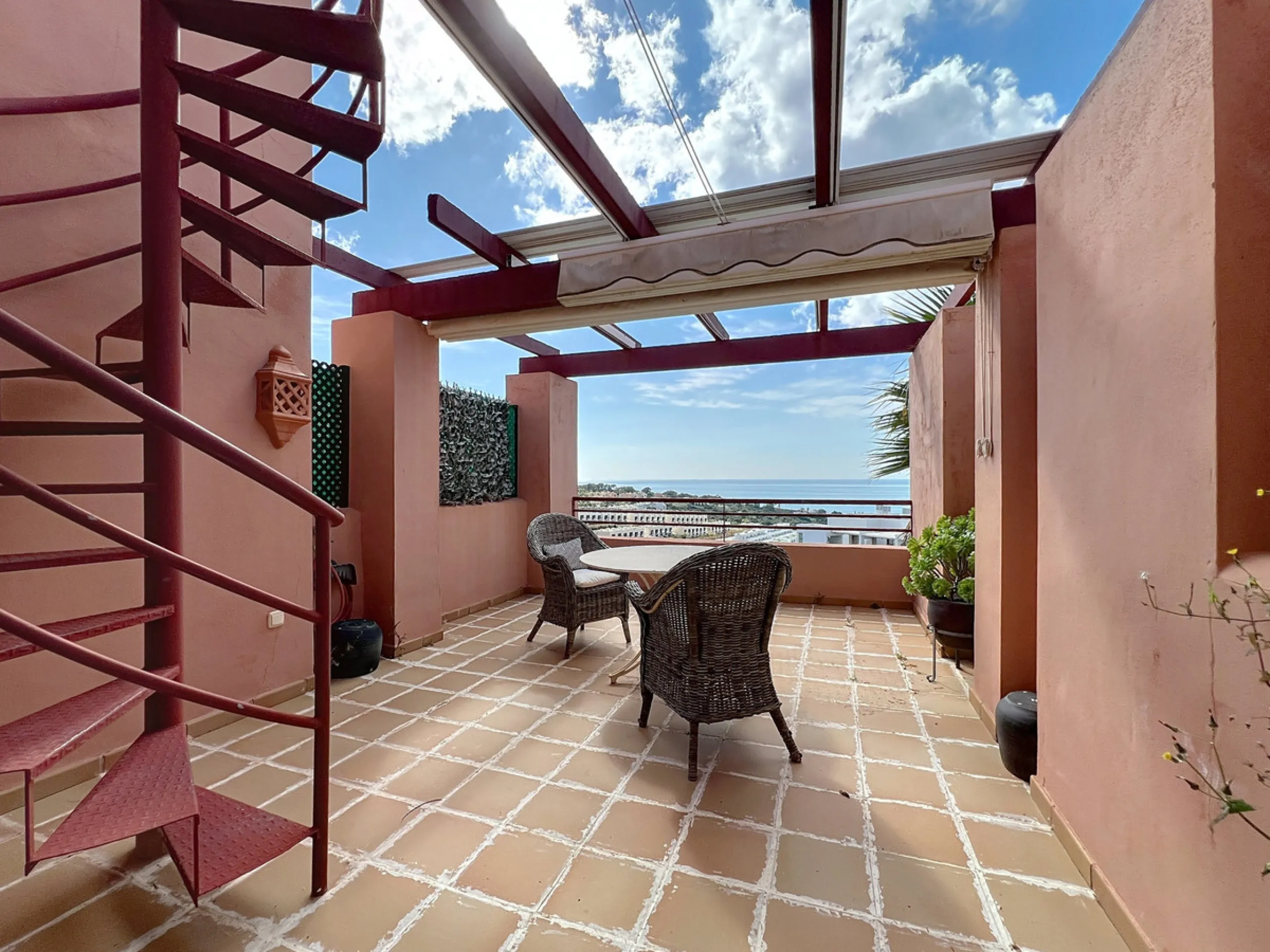 Come and discover this magnificent top-floor apartment, located in the hills of Bahía de las Rocas, next to the Sotogrande marina — you'll be amazed by the views of the coast, Gibraltar, and Morocco.