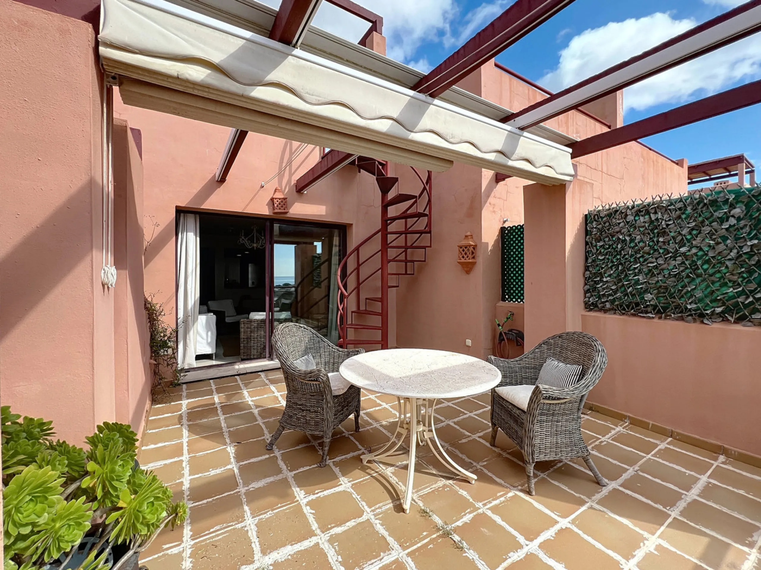 Come and discover this magnificent top-floor apartment, located in the hills of Bahía de las Rocas, next to the Sotogrande marina — you'll be amazed by the views of the coast, Gibraltar, and Morocco.