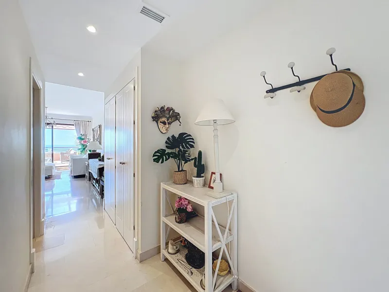 Come and discover this magnificent top-floor apartment, located in the hills of Bahía de las Rocas, next to the Sotogrande marina — you'll be amazed by the views of the coast, Gibraltar, and Morocco.