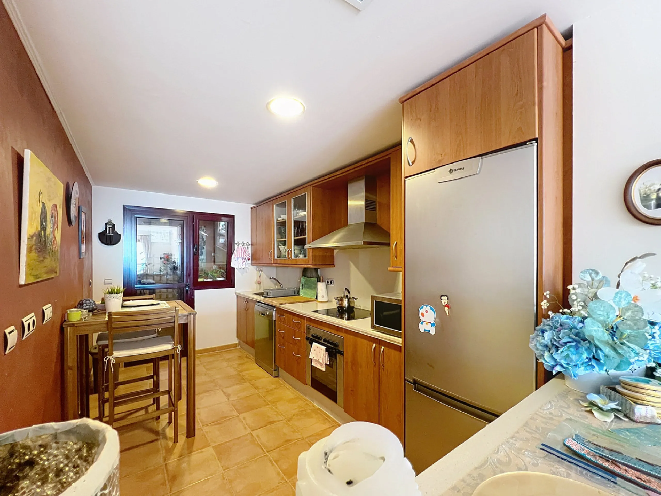 Come and discover this magnificent top-floor apartment, located in the hills of Bahía de las Rocas, next to the Sotogrande marina — you'll be amazed by the views of the coast, Gibraltar, and Morocco.