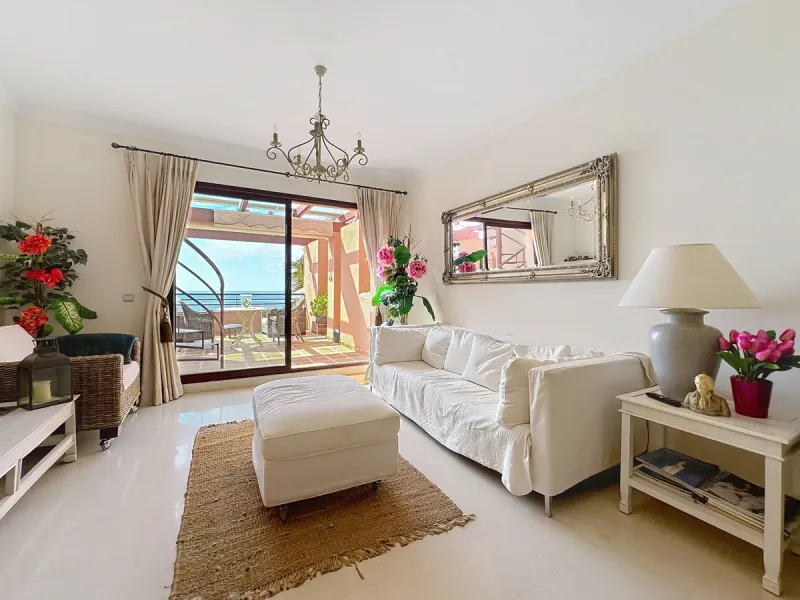 Come and discover this magnificent top-floor apartment, located in the hills of Bahía de las Rocas, next to the Sotogrande marina — you'll be amazed by the views of the coast, Gibraltar, and Morocco.