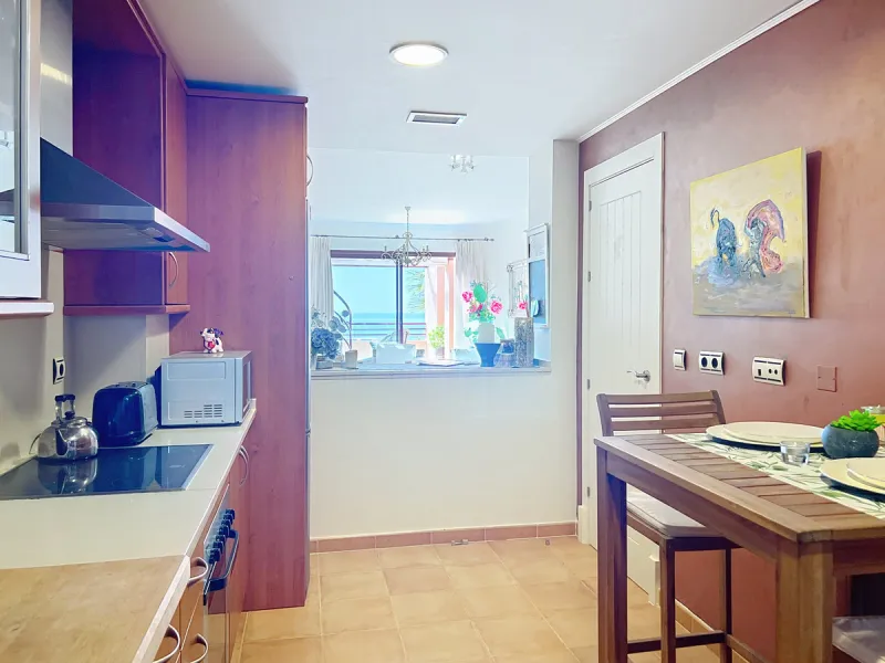 Come and discover this magnificent top-floor apartment, located in the hills of Bahía de las Rocas, next to the Sotogrande marina — you'll be amazed by the views of the coast, Gibraltar, and Morocco.