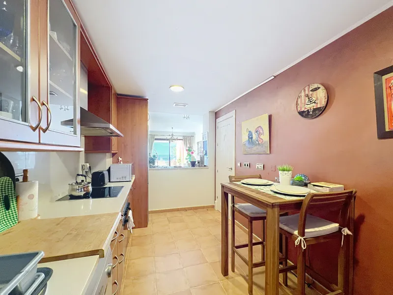 Come and discover this magnificent top-floor apartment, located in the hills of Bahía de las Rocas, next to the Sotogrande marina — you'll be amazed by the views of the coast, Gibraltar, and Morocco.