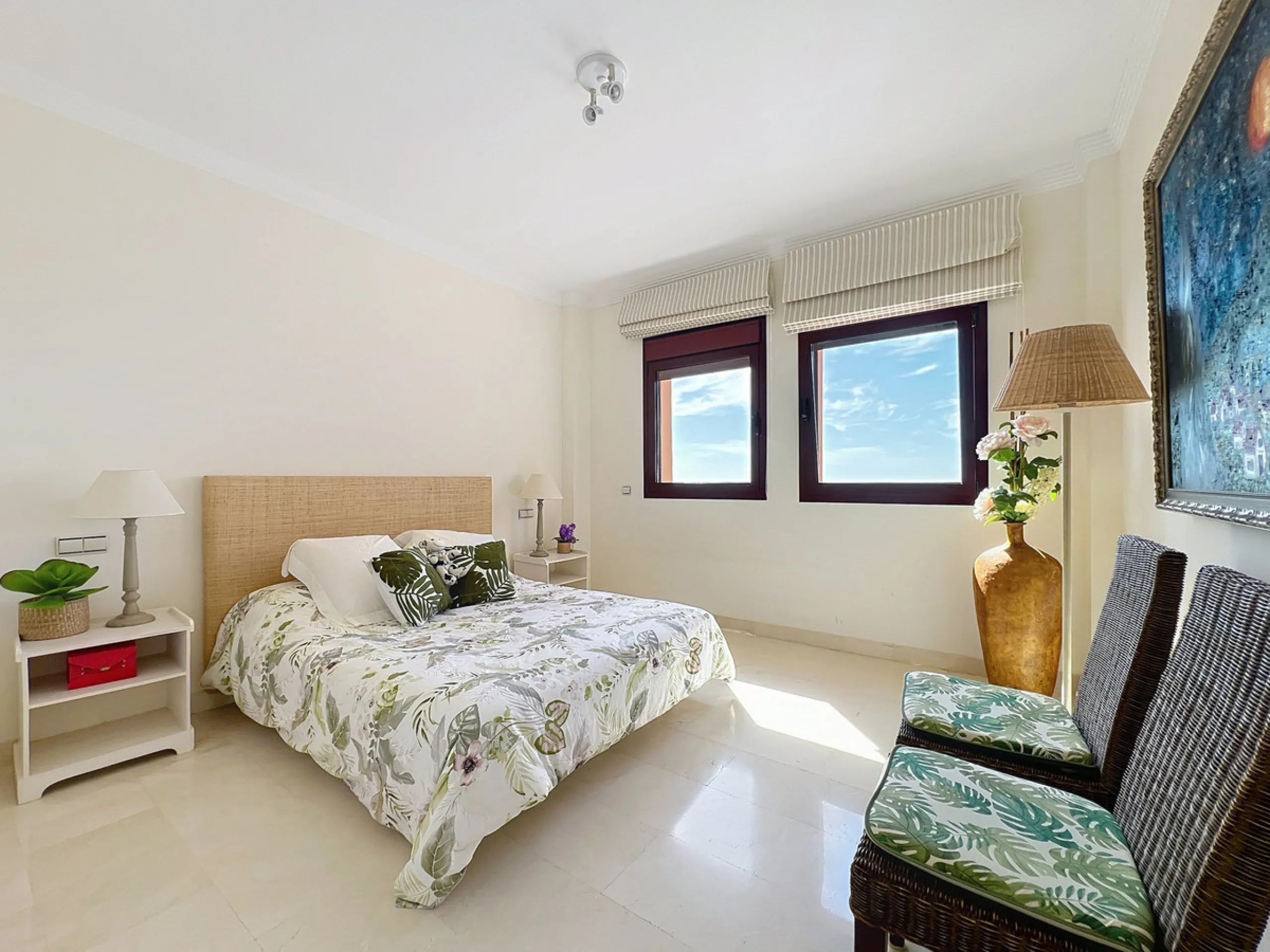 Come and discover this magnificent top-floor apartment, located in the hills of Bahía de las Rocas, next to the Sotogrande marina — you'll be amazed by the views of the coast, Gibraltar, and Morocco.