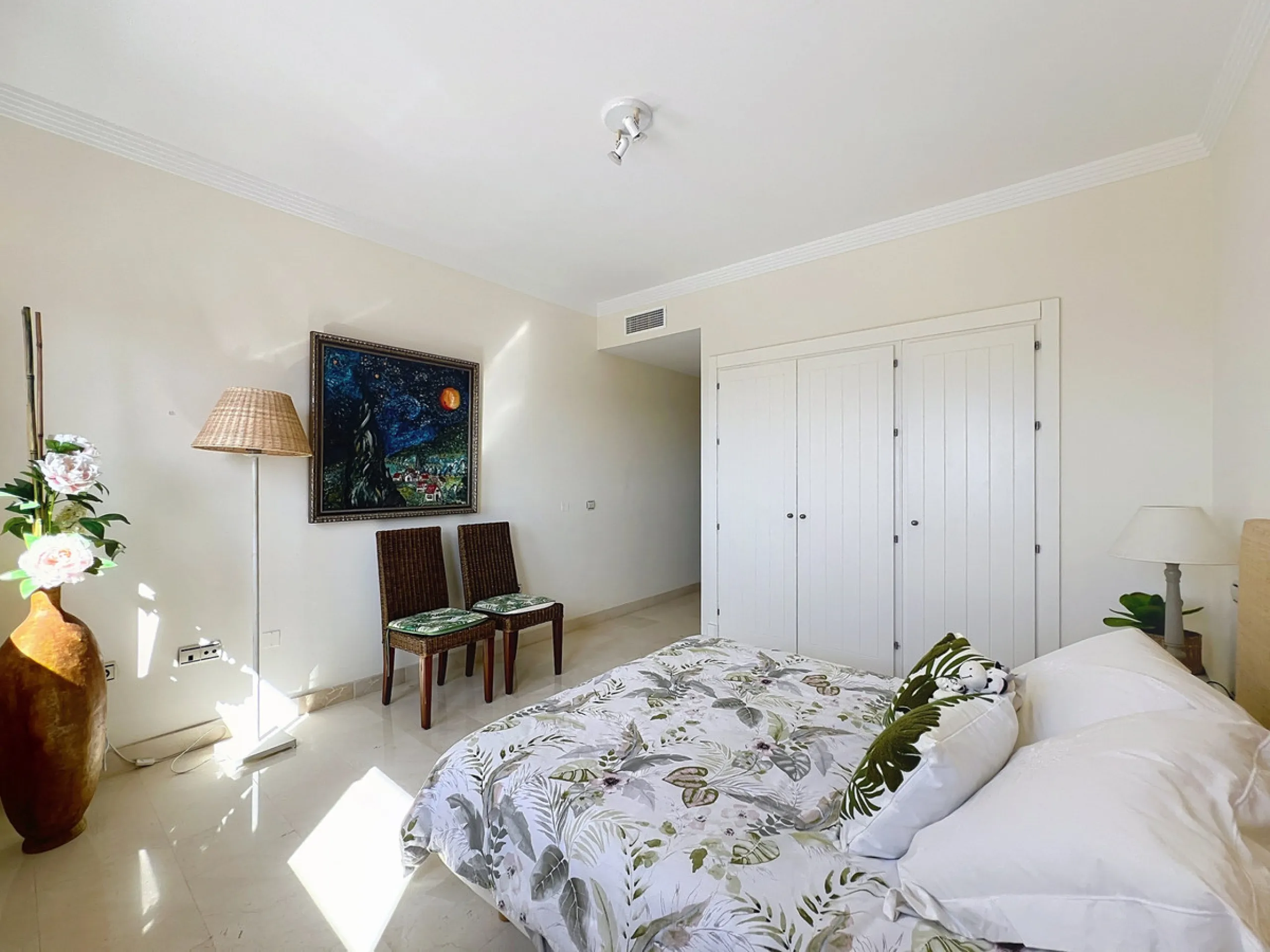 Come and discover this magnificent top-floor apartment, located in the hills of Bahía de las Rocas, next to the Sotogrande marina — you'll be amazed by the views of the coast, Gibraltar, and Morocco.