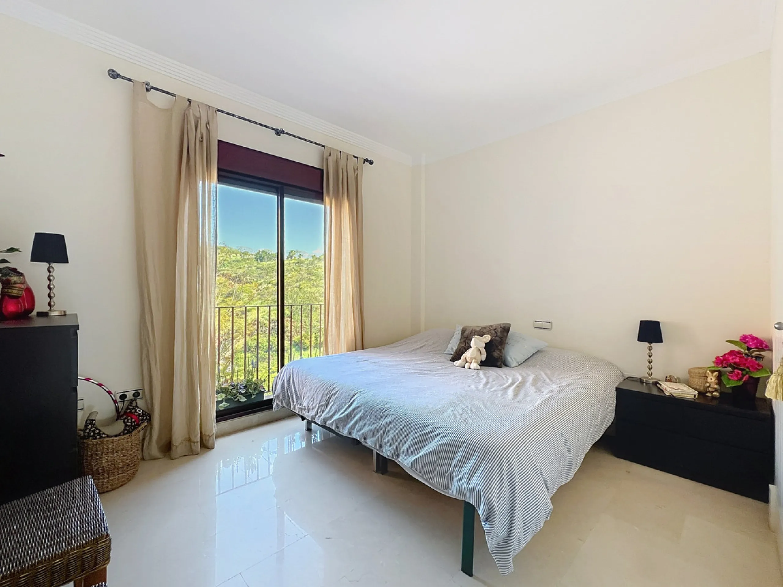 Come and discover this magnificent top-floor apartment, located in the hills of Bahía de las Rocas, next to the Sotogrande marina — you'll be amazed by the views of the coast, Gibraltar, and Morocco.