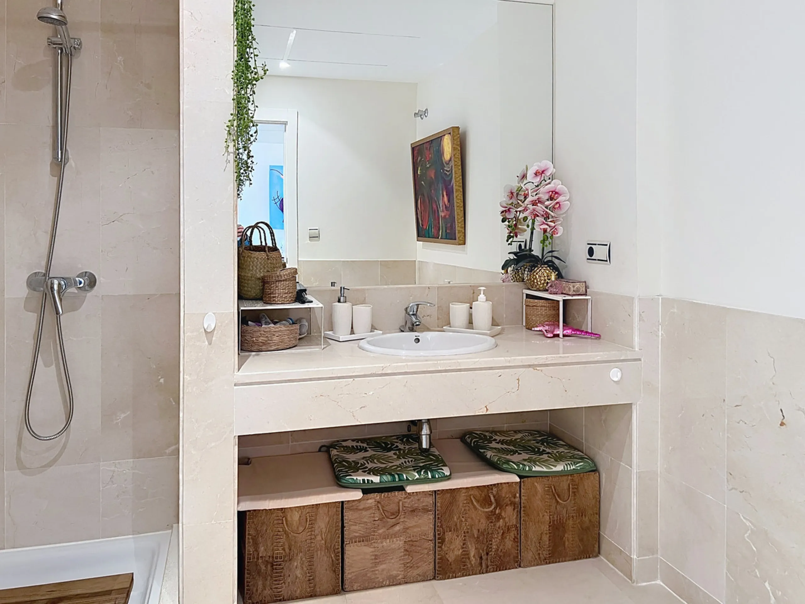 Come and discover this magnificent top-floor apartment, located in the hills of Bahía de las Rocas, next to the Sotogrande marina — you'll be amazed by the views of the coast, Gibraltar, and Morocco.