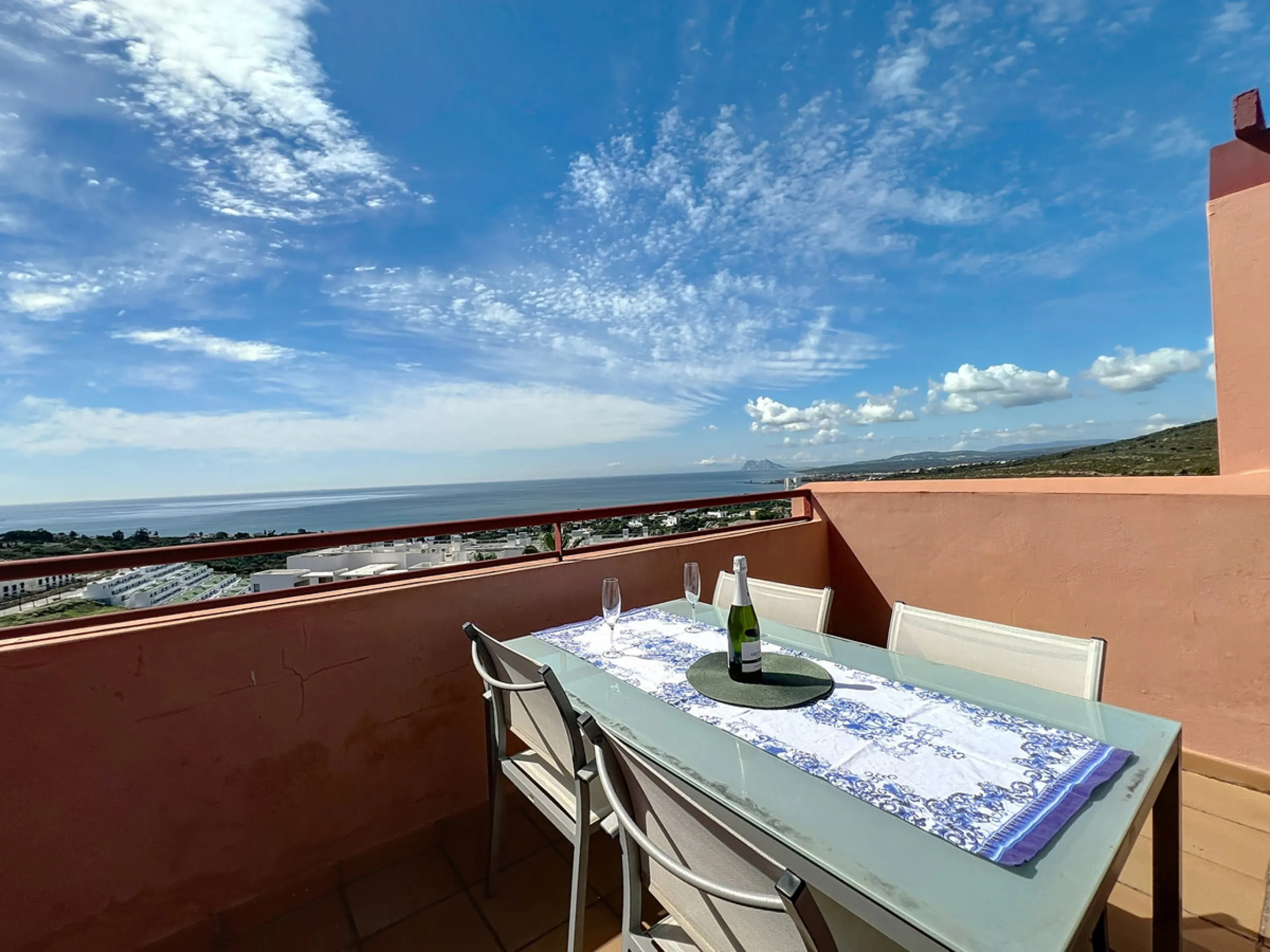 Come and discover this magnificent top-floor apartment, located in the hills of Bahía de las Rocas, next to the Sotogrande marina — you'll be amazed by the views of the coast, Gibraltar, and Morocco.