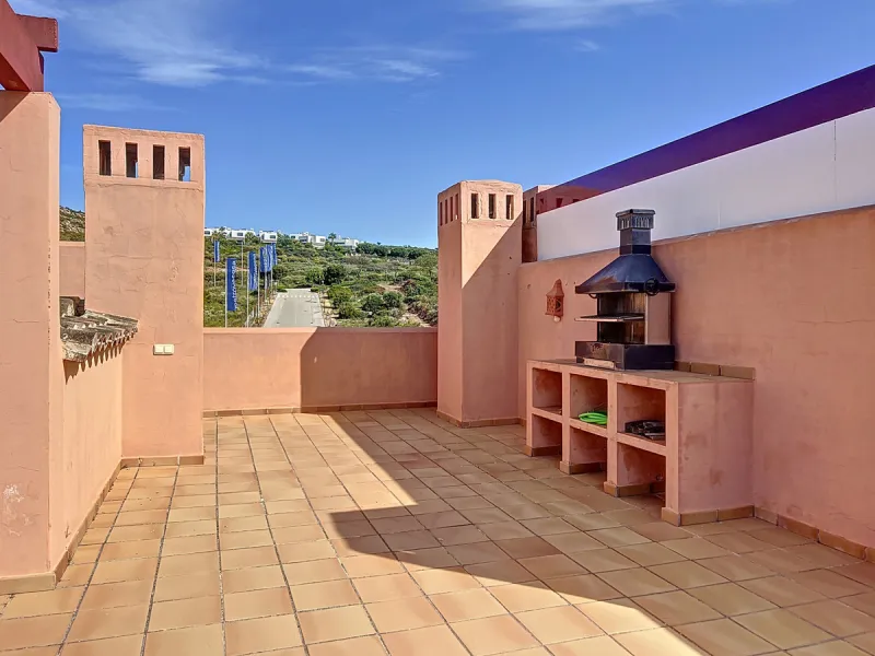 Come and discover this magnificent top-floor apartment, located in the hills of Bahía de las Rocas, next to the Sotogrande marina — you'll be amazed by the views of the coast, Gibraltar, and Morocco.