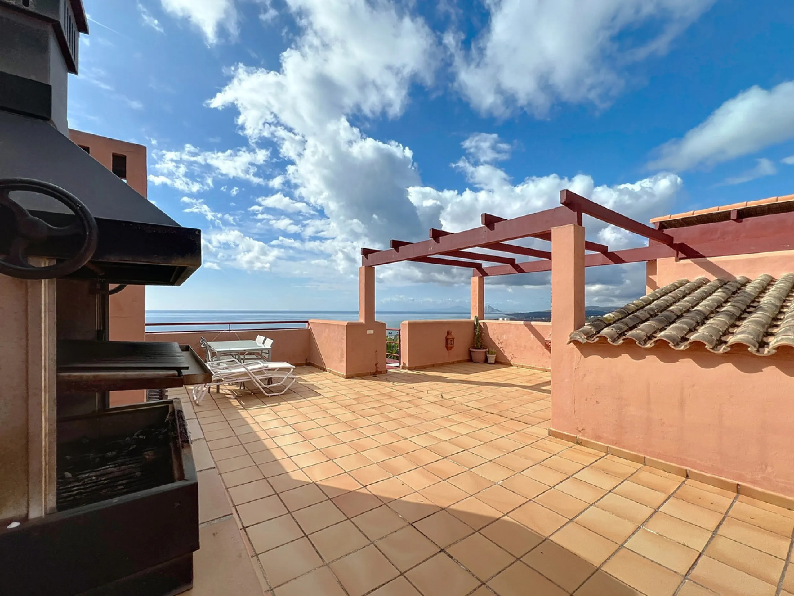 Come and discover this magnificent top-floor apartment, located in the hills of Bahía de las Rocas, next to the Sotogrande marina — you'll be amazed by the views of the coast, Gibraltar, and Morocco.