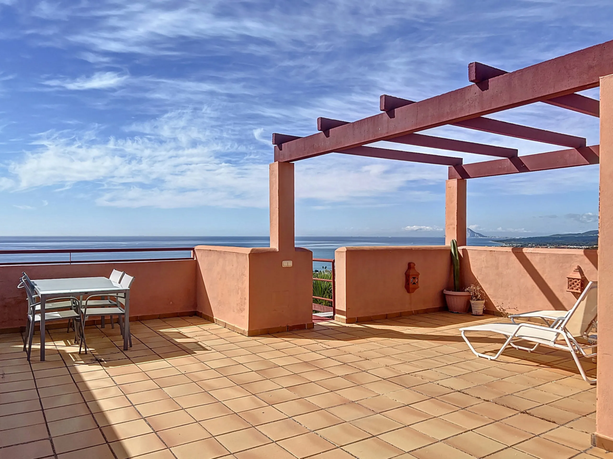 Come and discover this magnificent top-floor apartment, located in the hills of Bahía de las Rocas, next to the Sotogrande marina — you'll be amazed by the views of the coast, Gibraltar, and Morocco.