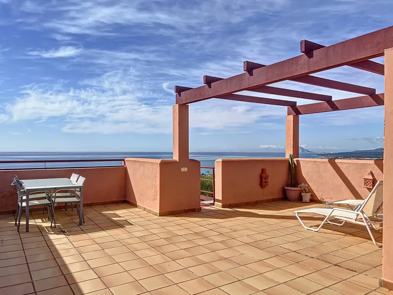Come and discover this magnificent top-floor apartment, located in the hills of Bahía de las Rocas, next to the Sotogrande marina — you'll be amazed by the views of the coast, Gibraltar, and Morocco.