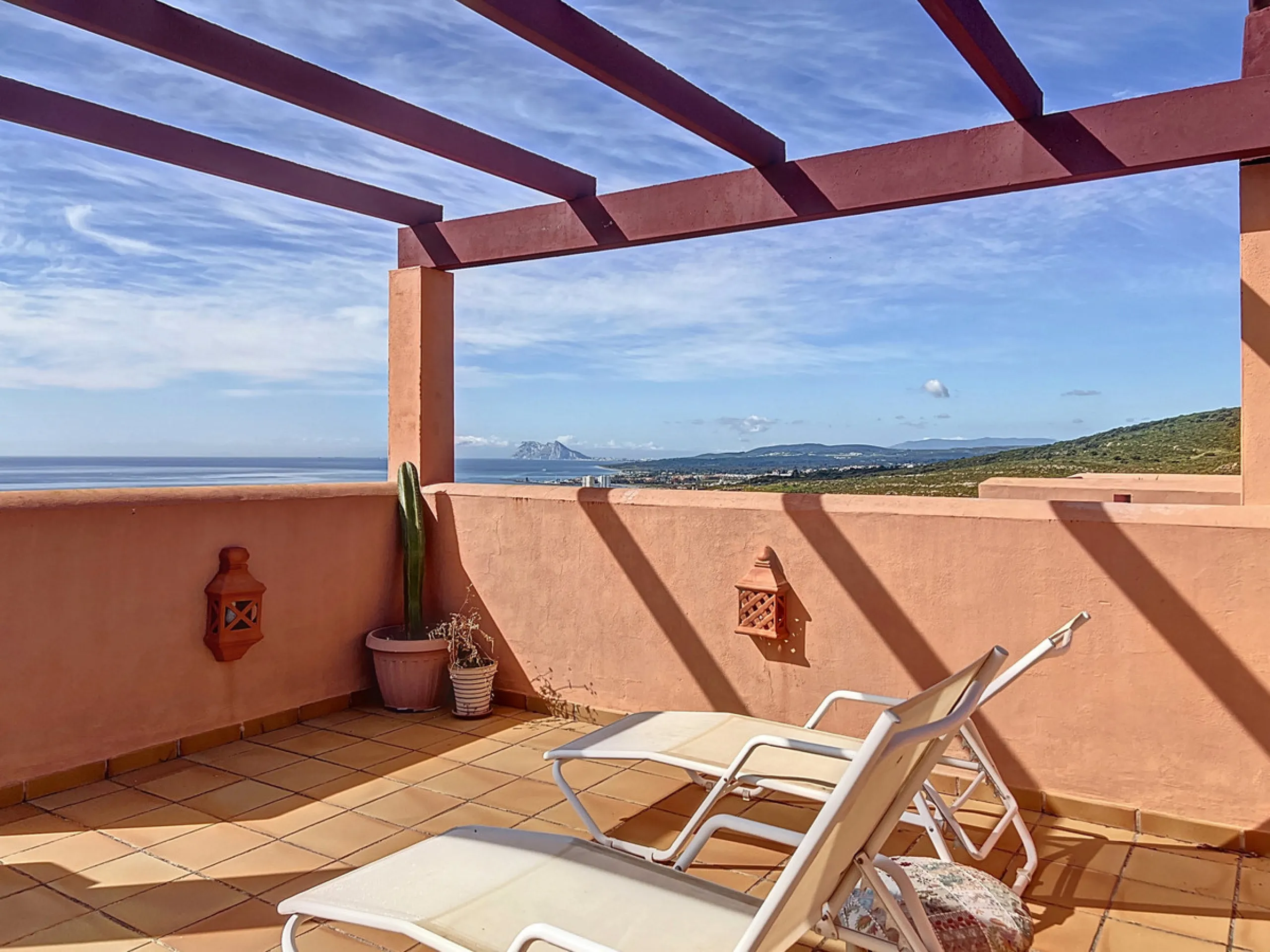 Come and discover this magnificent top-floor apartment, located in the hills of Bahía de las Rocas, next to the Sotogrande marina — you'll be amazed by the views of the coast, Gibraltar, and Morocco.