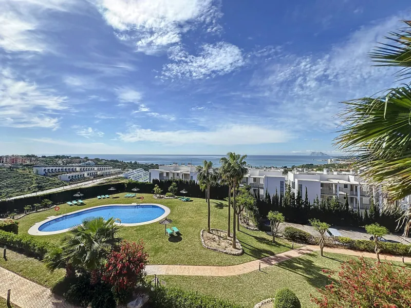 Come and discover this magnificent top-floor apartment, located in the hills of Bahía de las Rocas, next to the Sotogrande marina — you'll be amazed by the views of the coast, Gibraltar, and Morocco.