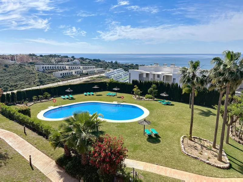 Come and discover this magnificent top-floor apartment, located in the hills of Bahía de las Rocas, next to the Sotogrande marina — you'll be amazed by the views of the coast, Gibraltar, and Morocco.