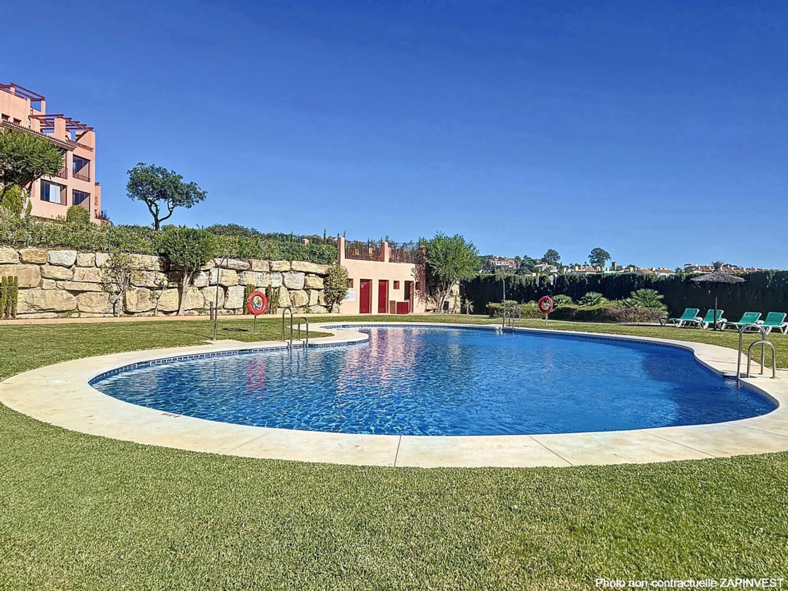 Come and discover this magnificent top-floor apartment, located in the hills of Bahía de las Rocas, next to the Sotogrande marina — you'll be amazed by the views of the coast, Gibraltar, and Morocco.