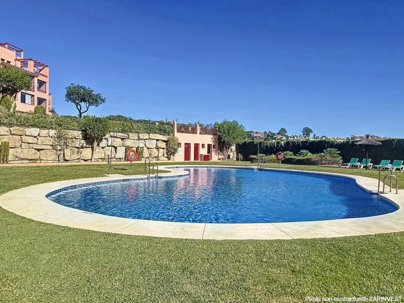 Come and discover this magnificent top-floor apartment, located in the hills of Bahía de las Rocas, next to the Sotogrande marina — you'll be amazed by the views of the coast, Gibraltar, and Morocco.