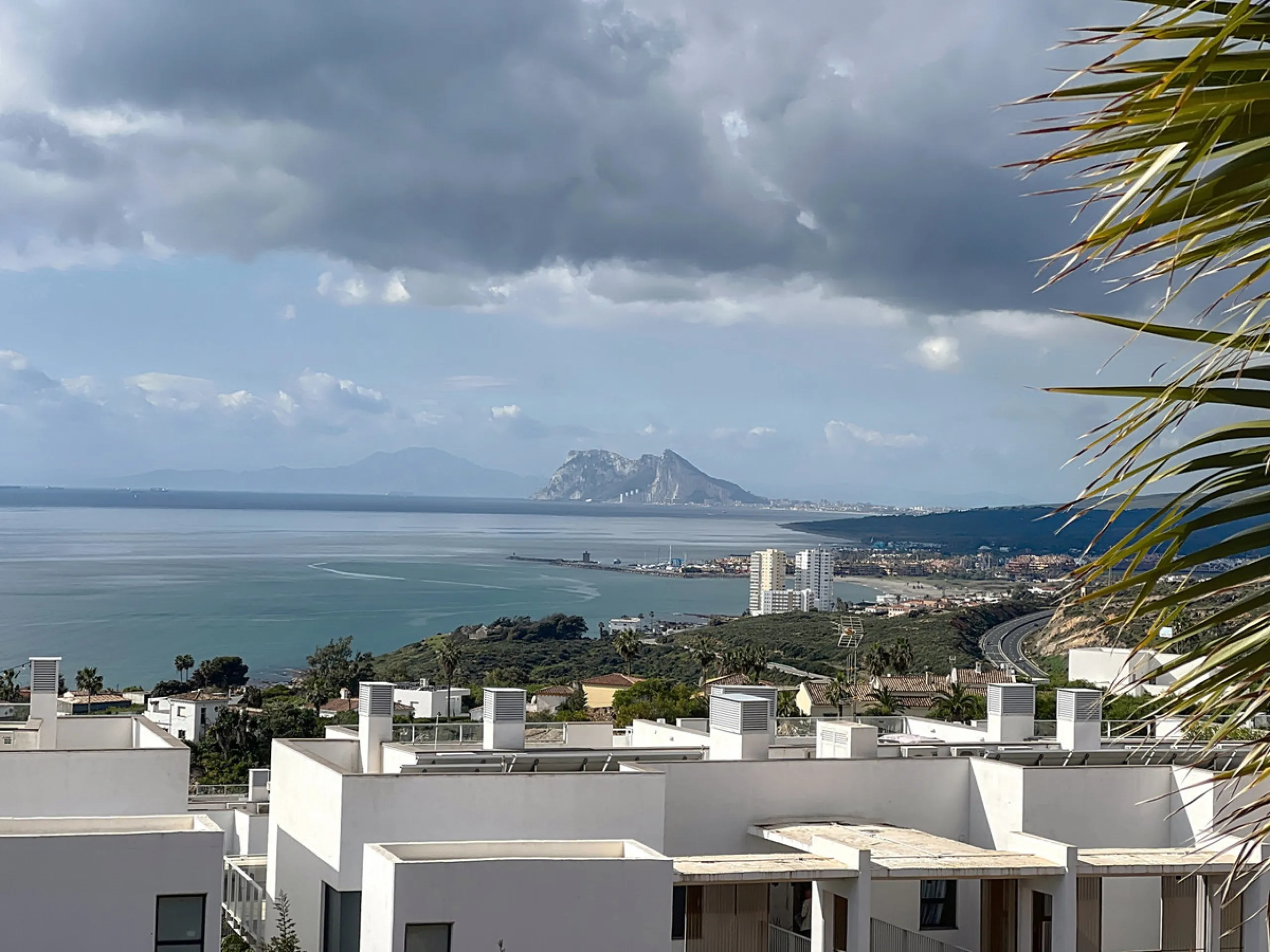 Come and discover this magnificent top-floor apartment, located in the hills of Bahía de las Rocas, next to the Sotogrande marina — you'll be amazed by the views of the coast, Gibraltar, and Morocco.