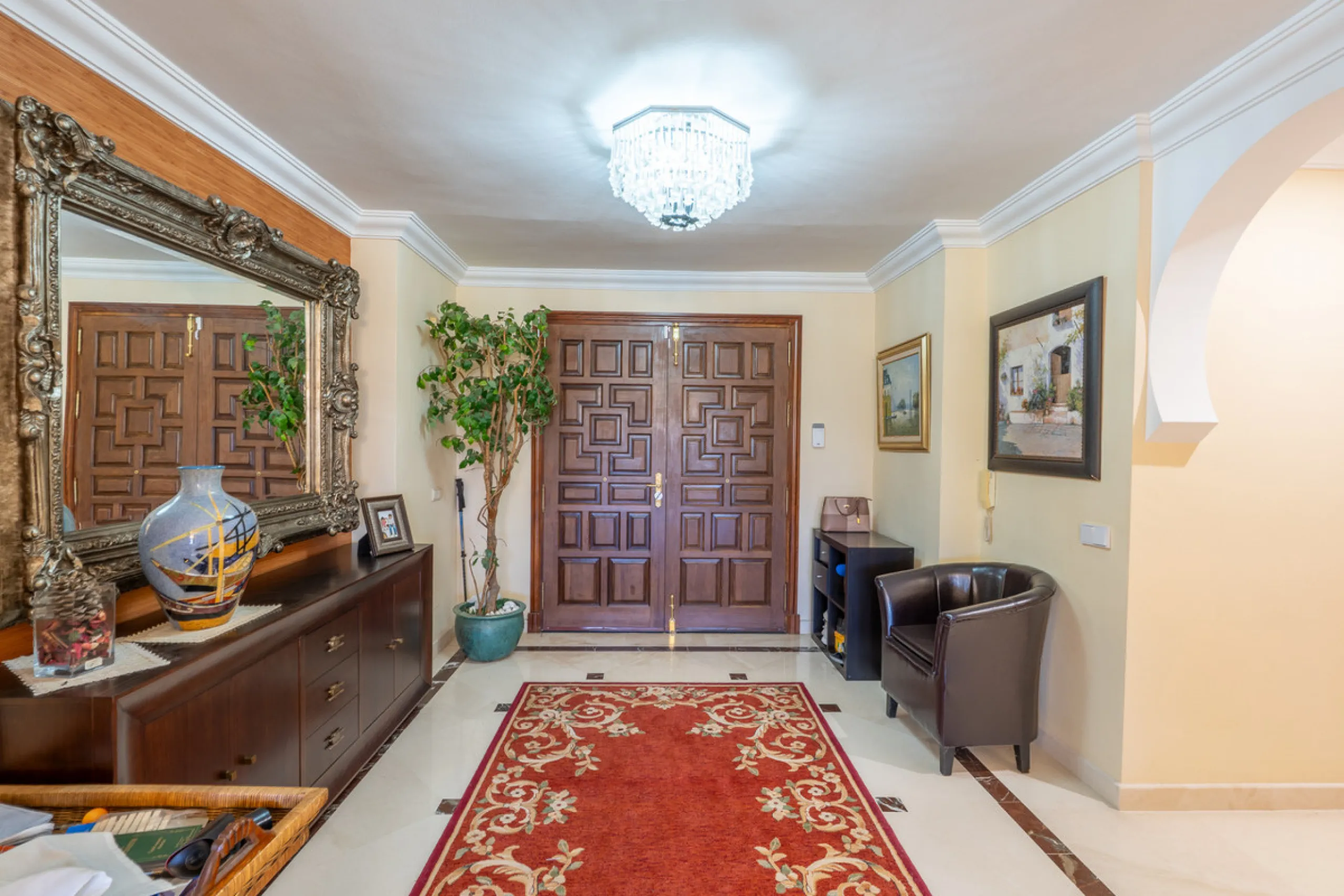 8 bedrooms | 9 bathrooms | Private plot of 1,358 m² | Gated community with 24-hour security