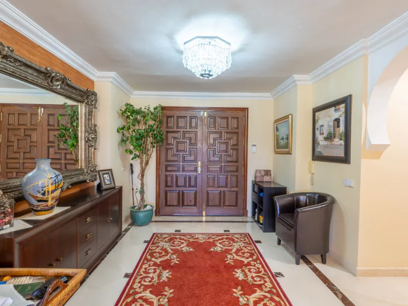 8 bedrooms | 9 bathrooms | Private plot of 1,358 m² | Gated community with 24-hour security