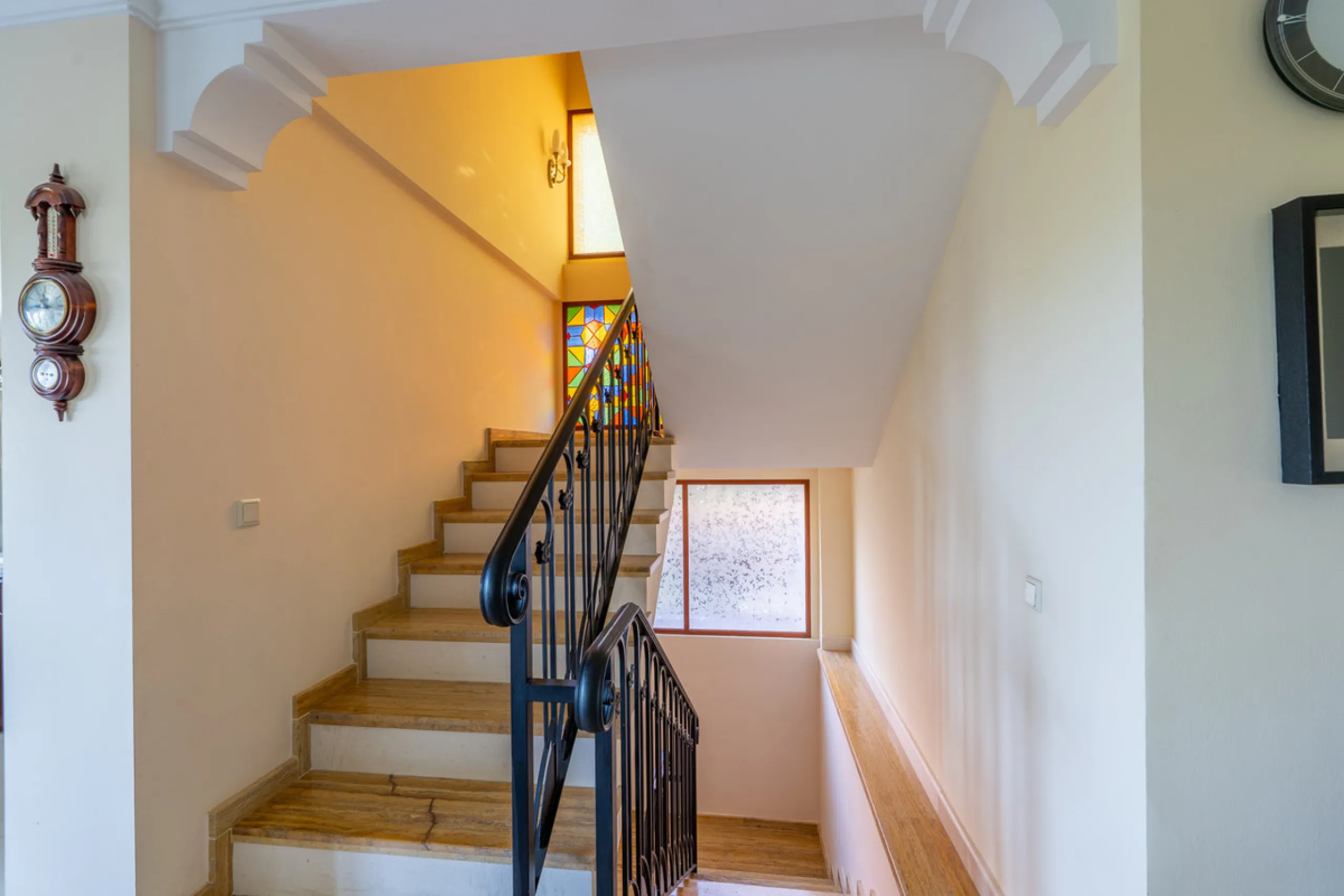 8 bedrooms | 9 bathrooms | Private plot of 1,358 m² | Gated community with 24-hour security