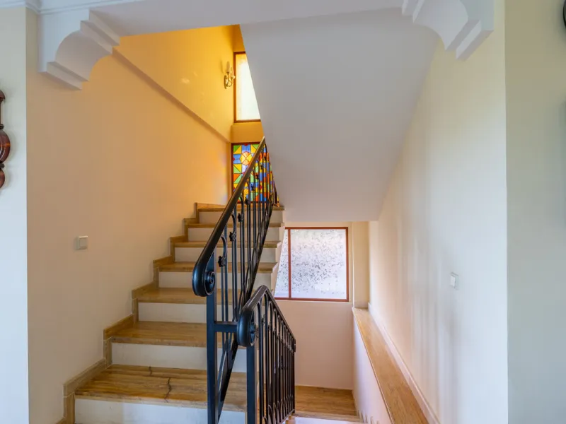 8 bedrooms | 9 bathrooms | Private plot of 1,358 m² | Gated community with 24-hour security