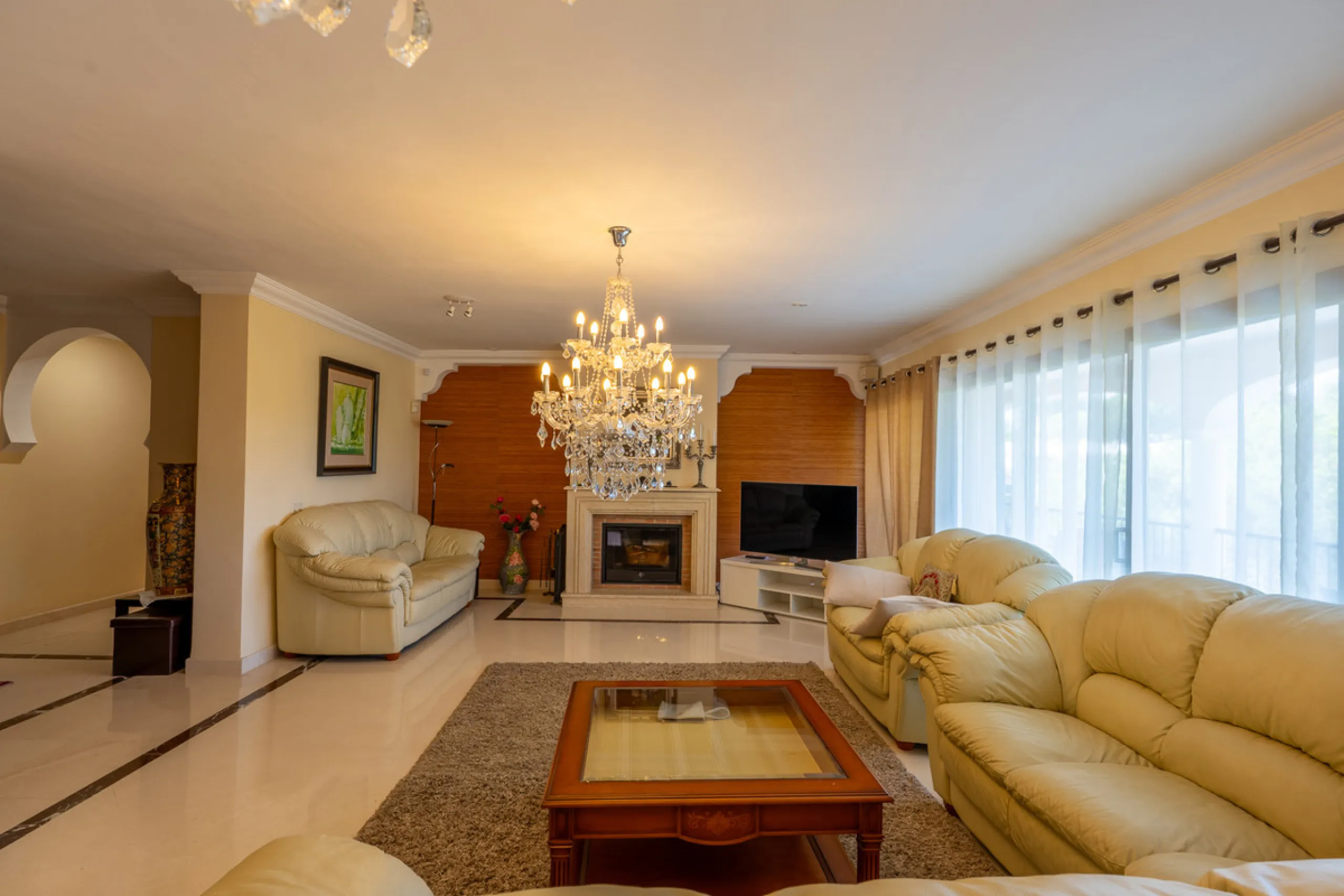 8 bedrooms | 9 bathrooms | Private plot of 1,358 m² | Gated community with 24-hour security