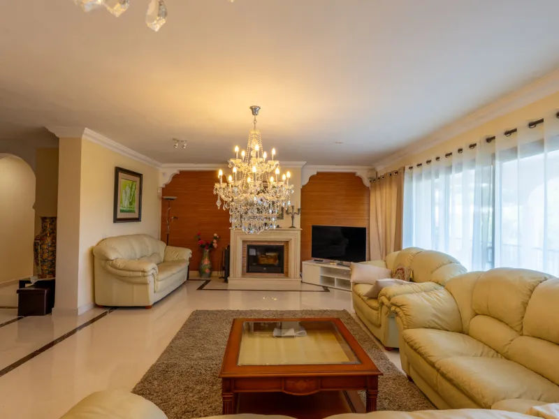 8 bedrooms | 9 bathrooms | Private plot of 1,358 m² | Gated community with 24-hour security