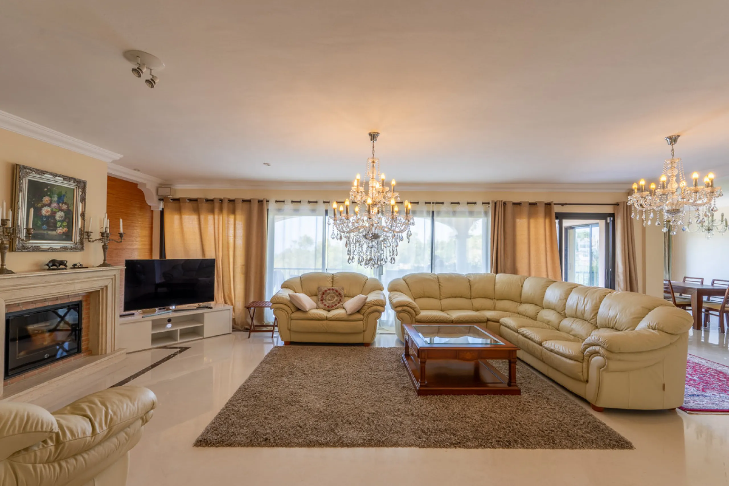 8 bedrooms | 9 bathrooms | Private plot of 1,358 m² | Gated community with 24-hour security