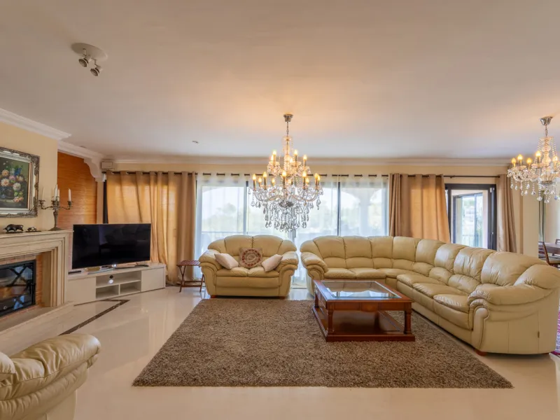 8 bedrooms | 9 bathrooms | Private plot of 1,358 m² | Gated community with 24-hour security
