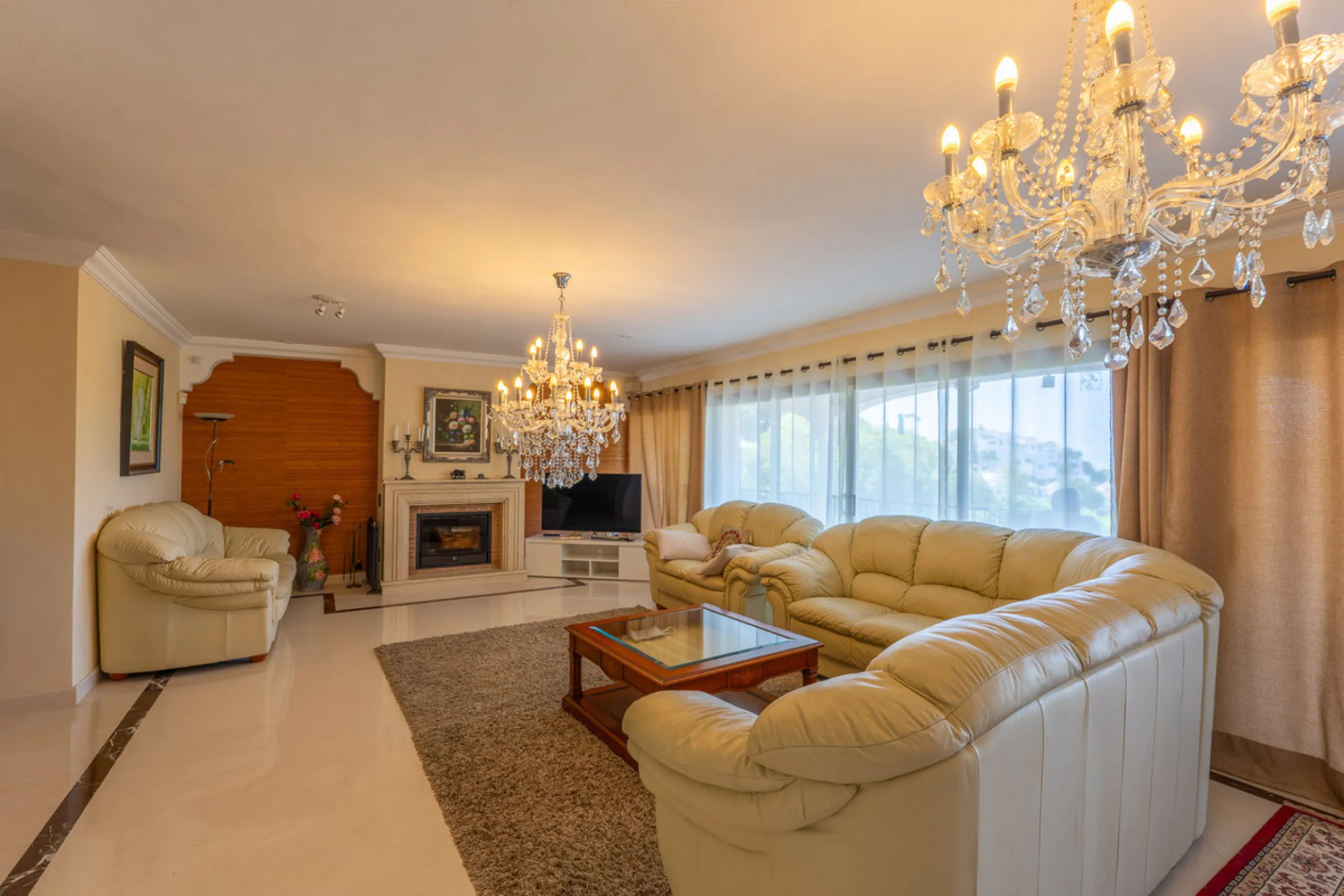 8 bedrooms | 9 bathrooms | Private plot of 1,358 m² | Gated community with 24-hour security