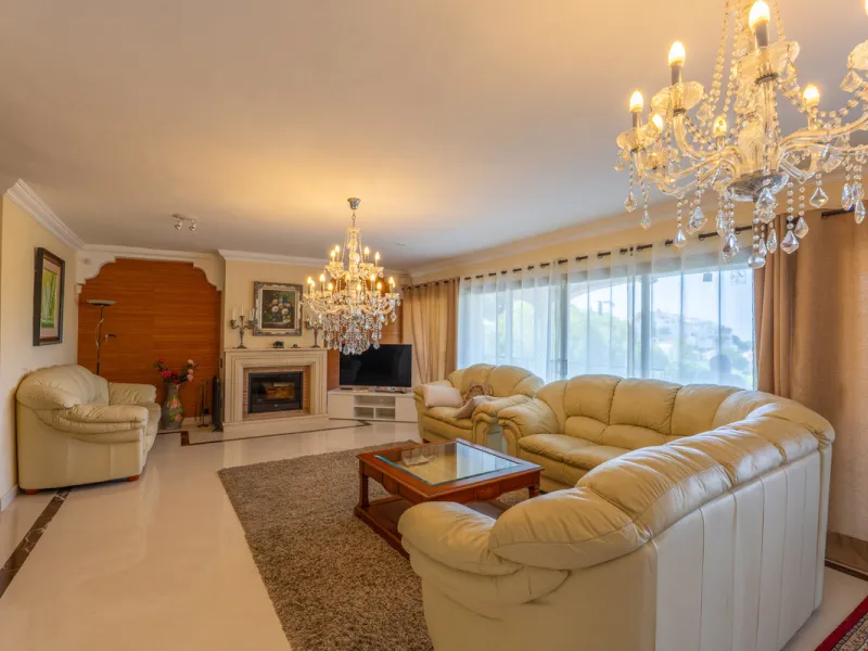 8 bedrooms | 9 bathrooms | Private plot of 1,358 m² | Gated community with 24-hour security